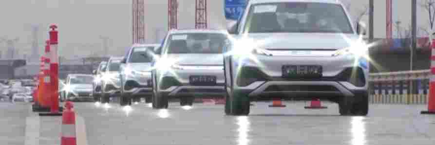 加拿大面临电动汽车政策抉择：高关税壁垒与全球产业现实的碰撞